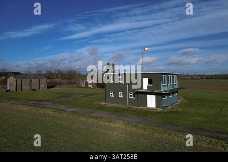 Luftaufnahme des RAF Wombleton Kontrollturms, Militärflugplatz des 2. Weltkriegs. RCAF Militärbomberstation Wachbüro Feuerwehrschuppen und Nachtfliegenden Laden Stockfoto