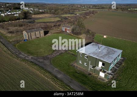 Luftaufnahme des RAF Wombleton Kontrollturms, Militärflugplatz des 2. Weltkriegs. RCAF Militärbomberstation Wachbüro Feuerwehrschuppen und Nachtfliegenden Laden Stockfoto