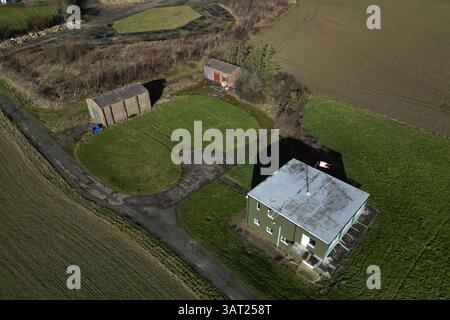 Luftaufnahme des RAF Wombleton Kontrollturms, Militärflugplatz des 2. Weltkriegs. RCAF Militärbomberstation Wachbüro Feuerwehrschuppen und Nachtfliegenden Laden Stockfoto