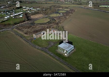 Luftaufnahme des RAF Wombleton Kontrollturms, Militärflugplatz des 2. Weltkriegs. RCAF Militärbomberstation Wachbüro Feuerwehrschuppen und Nachtfliegenden Laden Stockfoto
