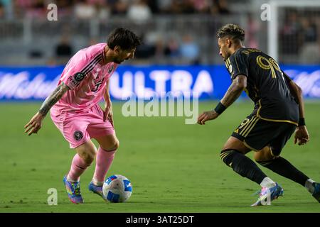 April 2025. Inter Miamis Kapitän und Leader Lionel Messi dribbelt den Ball während eines CONCACAF Champions Cup Spiels gegen LAFC im Chase Stadium. Stockfoto