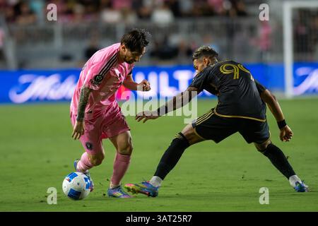 April 2025. Inter Miamis Kapitän und Leader Lionel Messi dribbelt den Ball während eines CONCACAF Champions Cup Spiels gegen LAFC im Chase Stadium. Stockfoto