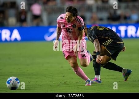 April 2025. Inter Miamis Kapitän und Leader Lionel Messi dribbelt den Ball während eines CONCACAF Champions Cup Spiels gegen LAFC im Chase Stadium. Stockfoto
