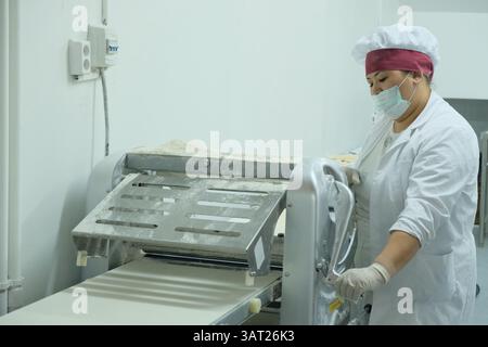 Eine Werkstatt für die Herstellung von Halbfertigprodukten: Knödel, Manti und Schnitzel. Stockfoto