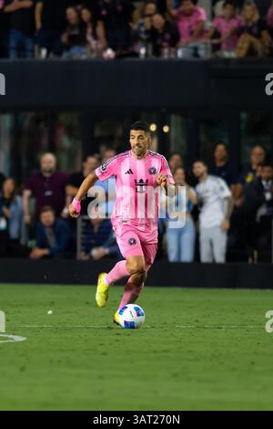 April 2025. Inter Miami CF Stürmer Luis Suarez (9) dribbelt den Ball während eines CONCACAF Champions Cup Spiels gegen LAFC im Chase Stadium. Stockfoto