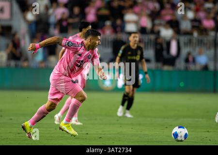 April 2025. Inter Miami CF Stürmer Luis Suarez (9) dribbelt den Ball während eines CONCACAF Champions Cup Spiels gegen LAFC im Chase Stadium. Stockfoto