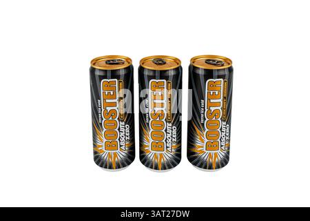 Deutschland Berlin 17. April 2025. Drei Dosen Booster Zero Energy Drink. Dosen sind schwarz und gelb. Trinken Sie auf weißem Hintergrund. Stockfoto