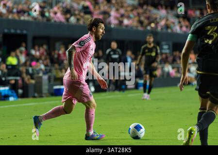 April 2025. Inter Miamis Kapitän und Leader Lionel Messi dribbelt den Ball während eines CONCACAF Champions Cup Spiels gegen LAFC im Chase Stadium. Stockfoto