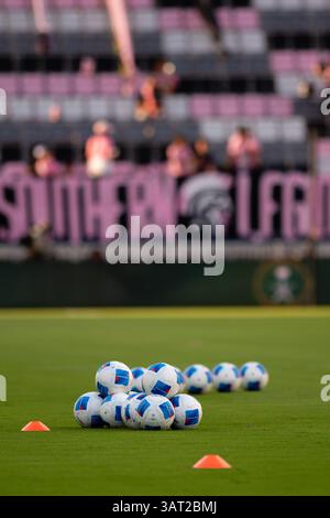 April 2025. Offizieller Ball des CONCACAF Champions Cup vor einem CONCACAF Champions Cup Spiel zwischen Inter Miami CF und LAFC im Chase Stadium. Stockfoto