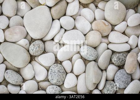 Natürlicher Kieselhintergrund glatte Steine verschiedene Schattierungen atemberaubende Texturen Spa-Themen Natur Designs Calmi ästhetische Konzepte minimalistische Stil Tapeten Stockfoto
