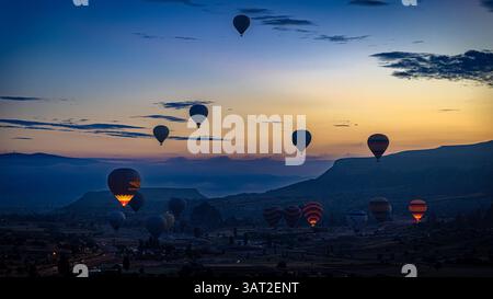 Heißluftballons starten bei Sonnenaufgang in kappadokien, türkei Stockfoto