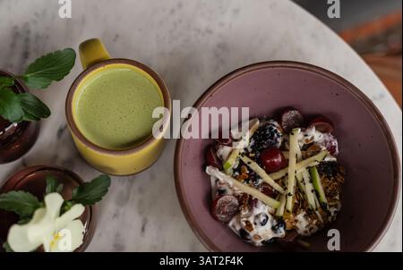 Frisches Obst Parfait und Getränke auf Marmortisch Stockfoto