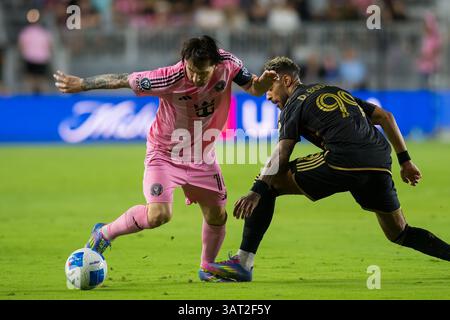April 2025. Inter Miamis Kapitän und Leader Lionel Messi dribbelt den Ball während eines CONCACAF Champions Cup Spiels gegen LAFC im Chase Stadium. Stockfoto