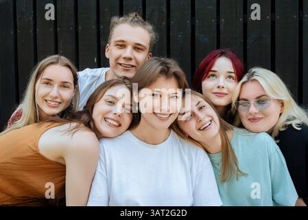 Glückliche Gruppe von Teenagern, die sich für ein Selfie ausgeben Stockfoto