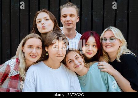 Verschiedene Teenager posieren spielerisch für ein Porträt Stockfoto