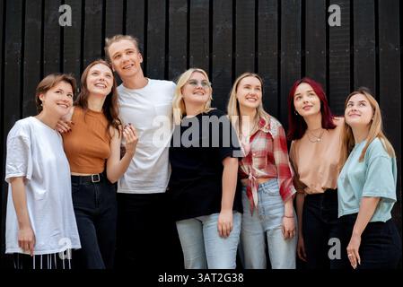 Gruppe glücklicher Freunde, die draußen in legeren Outfits lächeln Stockfoto