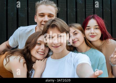 Teenager-Freunde lächeln und posieren für Selfie draußen Stockfoto
