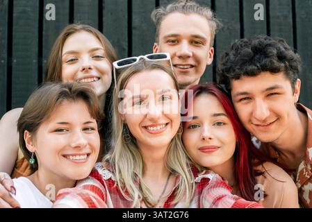 Eine Gruppe von Freunden lächelt und macht Selfie im Freien Stockfoto