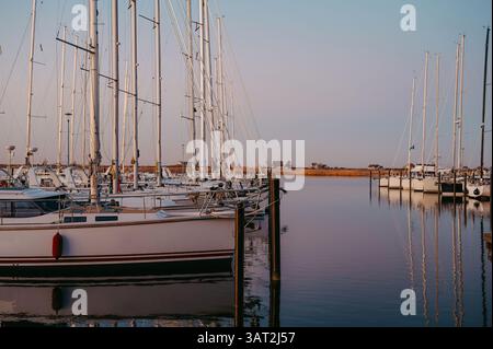 Segelboote bei Sonnenuntergang in Heiligenhafen Marina, Schleswig Holstein Stockfoto