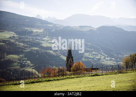 Herbstlandschaft in Südtirols Dolomiten mit Kirche Stockfoto