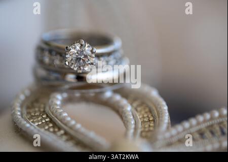 Nahaufnahme eines Diamant-Verlobungsrings, gestapelt mit Eheringen Stockfoto