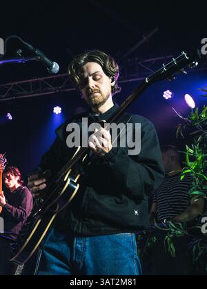 Sheffield, Yorkshire, Großbritannien. April 2025. Die Sängerin und Songwriterin Brooke Combe tritt im Rahmen ihrer Dancing on the Edge of the World UK-Tour im legendären BasRoots-Musikclub The Leadmill auf. Credit Ian Knight/Alamy Live News Stockfoto