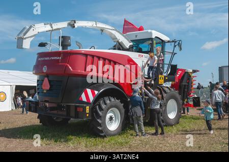 Istra, Region Moskau, Russland. August 2019. Rostselmash Feldhäcksler. Ernteausrüstung wird bei einer landwirtschaftlichen Veranstaltung mit Besuchern ausgestellt Stockfoto