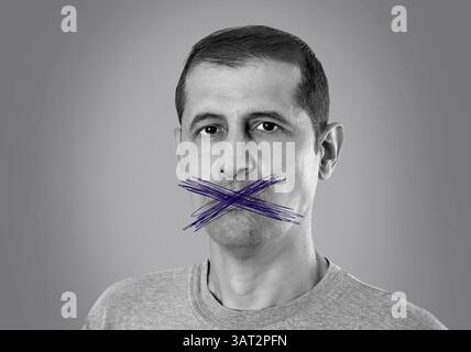 Nahaufnahme eines Mannes mit X-förmigen Linien auf dem Mund, hergestellt mit einem blauen Stift in einem Konzept der Zensur Stockfoto