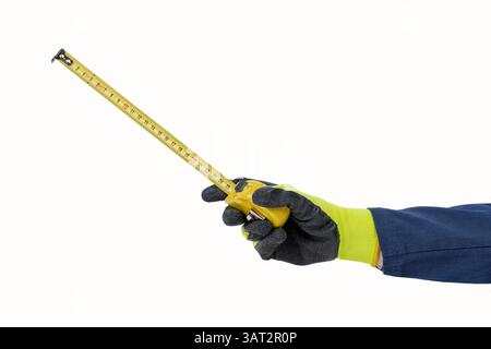 Handwerker mit gelber und dunkelschwarzer Handschuhhand mit Bandmaß isoliert auf weiß. Stockfoto