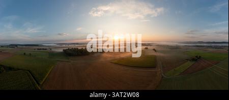 Luftbild am Morgen zur goldenen Stunde mit Nebellandschaften in Schwabisch Hall, Deutschland Stockfoto