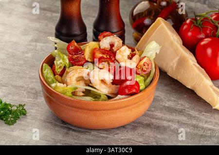Leckerer caesar-Salat mit Garnelen und Eisberg Stockfoto