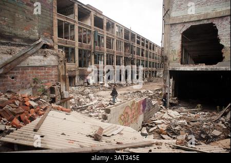 18. Juli 2013 - Detroit, Michigan, USA - AKTE - Detroit wurde die größte amerikanische Stadt, die den Konkurs beantragt hatte, nachdem sein Notfallmanager am Donnerstag den Schutz nach Kapitel 9 beantragt hatte. IM BILD: Ein unbekannter Mann untersucht die Ruinen des Automobilwerks Packard in Detroit, Michigan. 1958 aufgegeben, als das Werk geschlossen wurde, stehen viele der Bauwerke noch heute. (Bild: © Jeremiah Robinson/ZUMAPRESS.com) Stockfoto