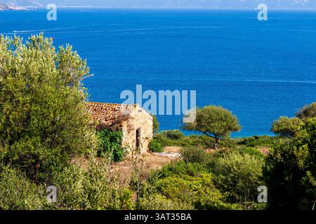 Kleines Haus in der korsischen Macchia, Cargèse, Korsika, Frankreich. Auf einem Hügel gelegene Stadt an der Küste über dem Mittelmeer. Typisch und malerisch h Stockfoto