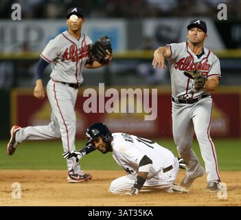 19. Juli 2013: Chicago, IL, USA – der Baserunner Alexei Ramirez (10) der Chicago White Sox wird gezwungen, die zweite Basis zu erobern, als der zweite Baseman Dan Uggla (26) von Atlanta Braves am Freitag, den 19. Juli 2013 ein Doppelspiel im fünften Inning im U.S. Cellular Field in Chicago, Illinois, absolviert. Die Braves besiegten die White Sox mit 6:4. (Kreditbild: © Chris Sweda/MCT/ZUMAPRESS.com) Stockfoto