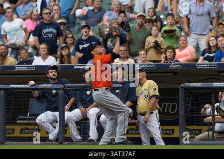 21. Juli 2013: Milwaukee, Wisconsin, Vereinigte Staaten von Amerika - 21. Juli 2013: Miami Marlins erster Baseman Logan Morrison #5 macht im 10. Inning während des Major League Baseball Spiels zwischen den Milwaukee Brewers und den Miami Marlins im Miller Park in Milwaukee, WI, einen Fang vor der Brewers Dugout. Brauer und Marlins sind im 10. Inning ohne Punkte. John Fisher/CSM. (Bild: © John Fisher/Cal Sport Media/ZUMAPRESS.com) Stockfoto