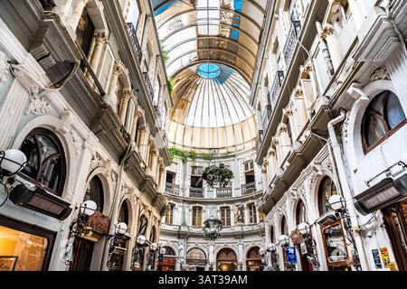 Innenansicht der Cicek Pasajı (Blumenpassage), einer historischen Arkade aus dem 19. Jahrhundert an der İstiklal Avenue in Beyoğlu, Istanbul, Türkei Stockfoto