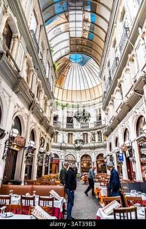 Innenansicht der Cicek Pasajı (Blumenpassage), einer historischen Arkade aus dem 19. Jahrhundert an der İstiklal Avenue in Beyoğlu, Istanbul, Türkei Stockfoto