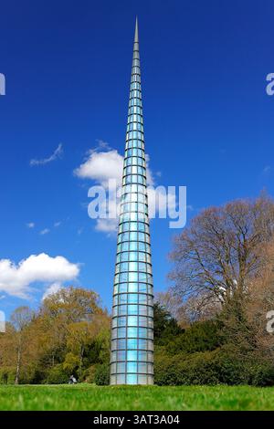 A Needle Woman: Galaxy Was A Memory, Earth is A Souvenir ist eine Skulptur von Kimsooja und wird im Yorkshire Sculpture Park in der Nähe von Wakefield ausgestellt Stockfoto
