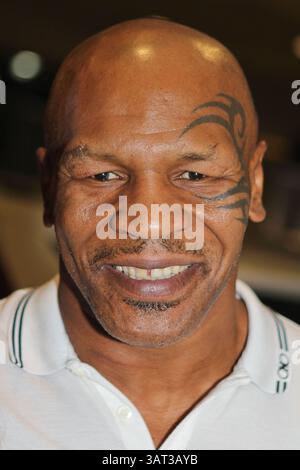 2. August 2013 - Las Vegas, Nevada, USA - der ehemalige Schwergewichtsmeister, pensionierter Boxer und jetzt Schauspieler MIKE TYSON spaziert durch die Forum Shops im Caesars Casino. (Bild: © Dane Andrew/ZUMAPRESS.com) Stockfoto