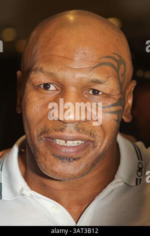 2. August 2013 - Las Vegas, Nevada, USA - der ehemalige Schwergewichtsmeister, pensionierter Boxer und jetzt Schauspieler MIKE TYSON spaziert durch die Forum Shops im Caesars Casino. (Bild: © Dane Andrew/ZUMAPRESS.com) Stockfoto