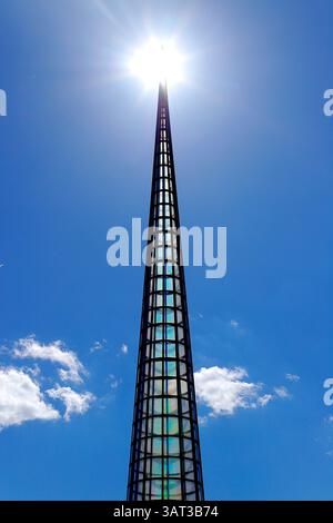 A Needle Woman: Galaxy Was A Memory, Earth is A Souvenir ist eine Skulptur von Kimsooja und wird im Yorkshire Sculpture Park in der Nähe von Wakefield ausgestellt Stockfoto