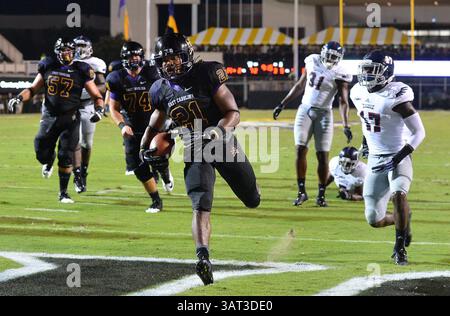 5. September 2013 - Greenville, NC, USA - East Carolina Running Back Vintavious Cooper (21) erzielt am Donnerstag, 5. September 2013, im Dowdy-Ficklen Stadium in Greenville, North Carolina, einen Touchdown in der ersten Halbzeit gegen Florida Atlantic. (Kreditbild: © Chuck Liddy/MCT/ZUMAPRESS.com) Stockfoto