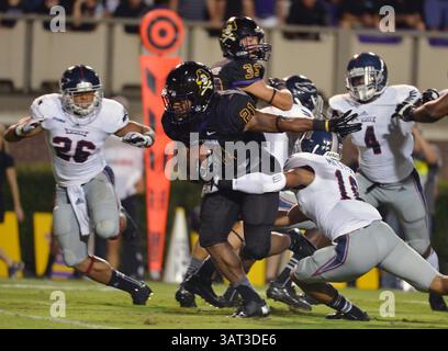 5. September 2013 - Greenville, NC, USA - East Carolina Running Back Vintavious Cooper (21) versucht, in der ersten Halbzeit im Dowdy-Ficklen Stadium in Greenville, North Carolina, einen Tackle von Florida Atlantic Defensive Back Christian Milstead (18) 2013 zu brechen. (Kreditbild: © Chuck Liddy/MCT/ZUMAPRESS.com) Stockfoto