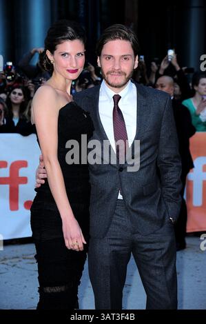 5. September 2013 – Toronto, ONT, Kanada – Schauspieler Daniel Bruhl (R) und Felicitas Rombold kommen am 5. September 2013 bei der Premiere von „The Fifth Estate“ während des Toronto International Film Festivals 2013 in der Roy Thomson Hall in Toronto, Kanada (Credit Image: © William Bernard/Ace Pictures/ZUMAPRESS.com) Stockfoto