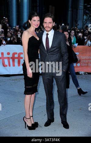 5. September 2013 – Toronto, ONT, Kanada – Schauspieler Daniel Bruhl (R) und Felicitas Rombold kommen am 5. September 2013 bei der Premiere von „The Fifth Estate“ während des Toronto International Film Festivals 2013 in der Roy Thomson Hall in Toronto, Kanada (Credit Image: © William Bernard/Ace Pictures/ZUMAPRESS.com) Stockfoto
