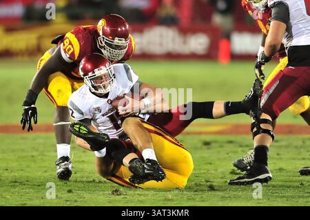September 2013 Los Angeles, CA. USC Trojans Linebacker Morgan Breslin #91 entlässt Washington State Cougars Quarterback Connor Halliday #12 im vierten Quartal beim NCAA Football Spiel zwischen den USC Trojans und den Washington State Cougars im Coliseum in Los Angeles, Kalifornien. Die Washington State Cougars besiegen die USC Trojans 10-7. Louis Lopez/CSM(Credit Image: © Louis Lopez/Cal Sport Media/ZUMAPRESS.com) Stockfoto
