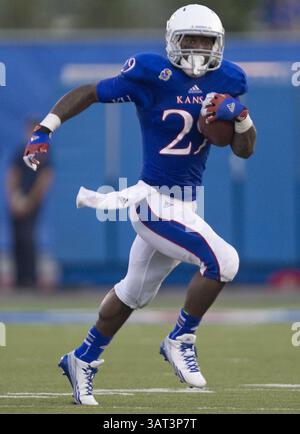 7. September 2013 – Lawrence, KS, USA – Kansas Running Back James Sims läuft unberührt im zweiten Quartal gegen South Dakota im Memorial Stadium in Lawrence, Kansas, am Samstag, den 7. September 2013. (Bild: © Shane Keyser/MCT/ZUMAPRESS.com) Stockfoto