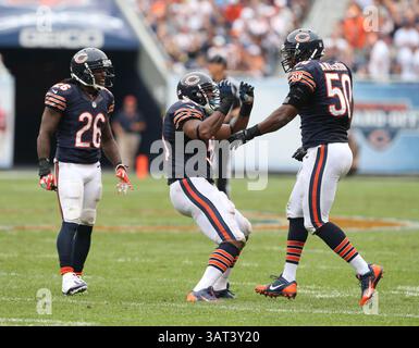 8. September 2013 – Chicago, IL, USA – Chicago Bears Outside Linebacker Lance Briggs (55) feiert mit Chicago Bears Outside Linebacker James Anderson (50) nach einem Spiel im vierten Quartal gegen die Cincinnati Bengals im Soldier Field in Chicago, Illinois, am Sonntag, den 8. September 2013. (Bild: © Nuccio Dinuzzo/MCT/ZUMAPRESS.com) Stockfoto
