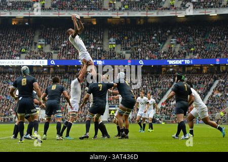 TWICKENHAM, ENGLAND: Courtney Lawes, England, gewinnt am 9. November 2013 im Twckenham Stadion in Twickenham, England, eine Line-Out beim QBE International Rugby union Spiel zwischen England und Argentinien. (Foto: Mitchell Gunn/ESPA)(Foto: © ESPA Photo Agency/Cal Sport Media/ZUMAPRESS.com) Stockfoto