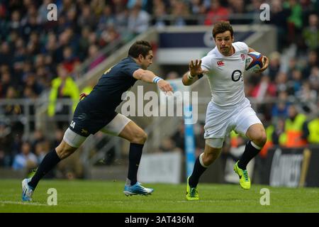 TWICKENHAM, ENGLAND – 9. NOVEMBER: Der englische Ben Foden spielt mit dem Ball während des QBE International Rugby union-Spiels zwischen England und Argentinien, das am 9. November 2013 im Twckenham Stadium in Twickenham, England, ausgetragen wurde. (Foto: Mitchell Gunn/ESPA)(Foto: © ESPA Photo Agency/Cal Sport Media/ZUMAPRESS.com) Stockfoto